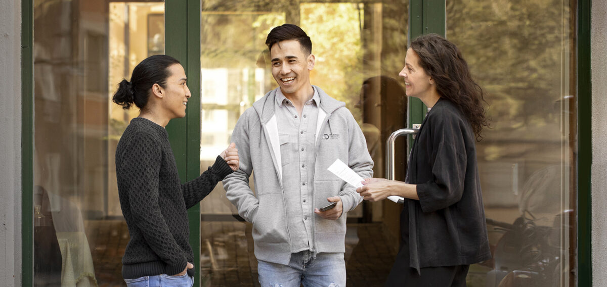 2004_Redo_möte_crop Två ungdomar samtalar med en kvinna